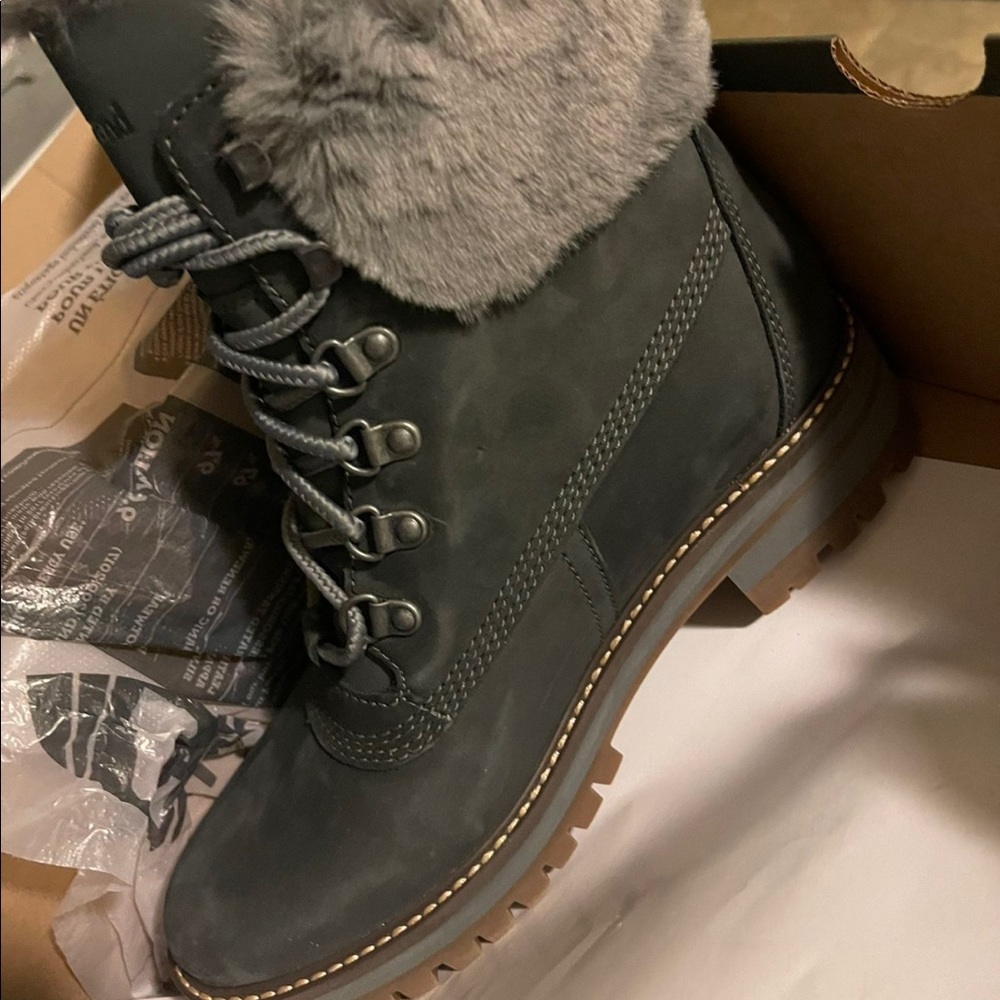 Brand new in box never worn women’s timberlands size 8